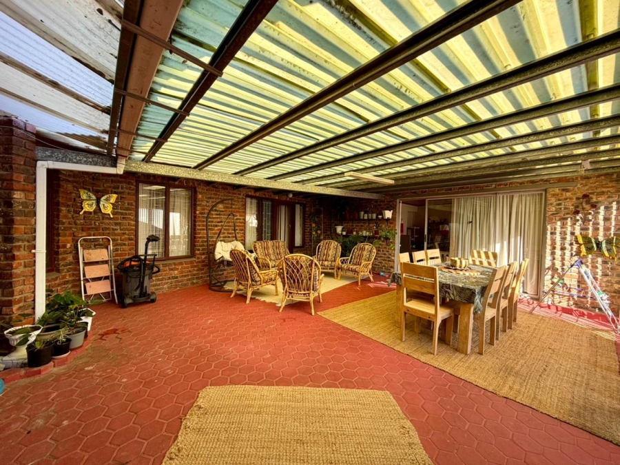 6 Bedroom Property for Sale in Heiderand Western Cape